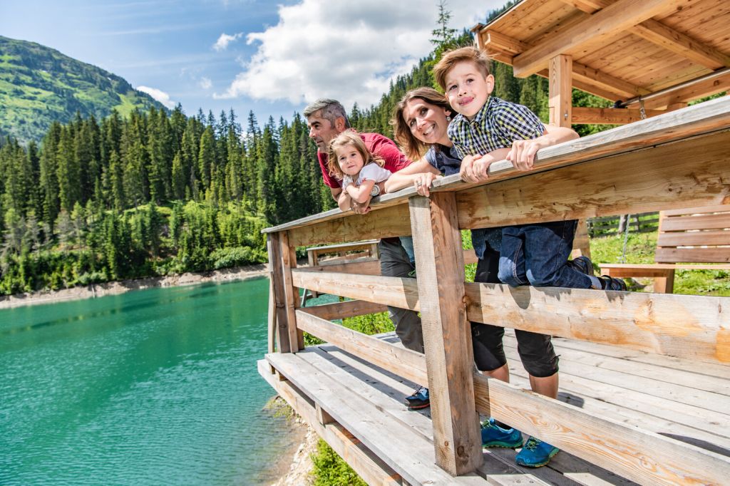 Am Verwallsee - Spielen und die Bergwelt genießen am Verwallsee.  - © TVB St. Anton am Arlberg_Fotograf-Patrick Bätz